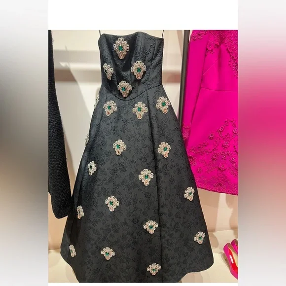 CAROLINA HERRERA
Strapless crystal-embellished embroidered cloqué gown - Picture 8 of 12